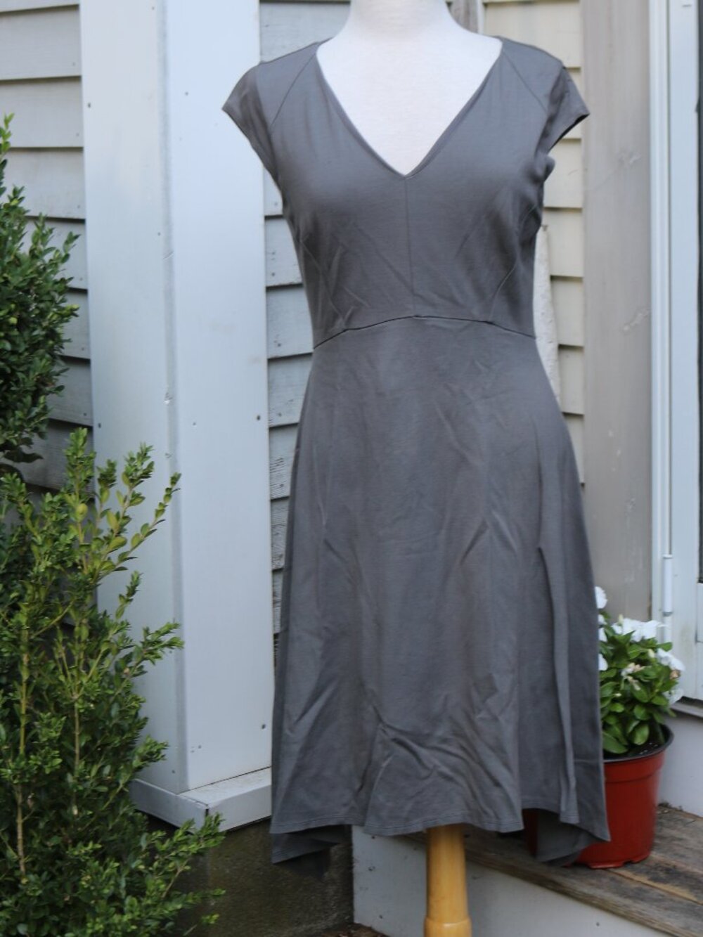 Ann Taylor Grey Knit V-Neck Cap Sleeve Lined A-Line Dress Sz 10